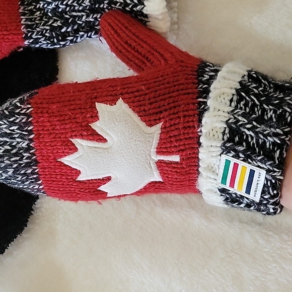 BUNDLE OF HBC MITTENS , HOT SOCKS BY BENCH AND WARM SCARF - Picture 8 of 8